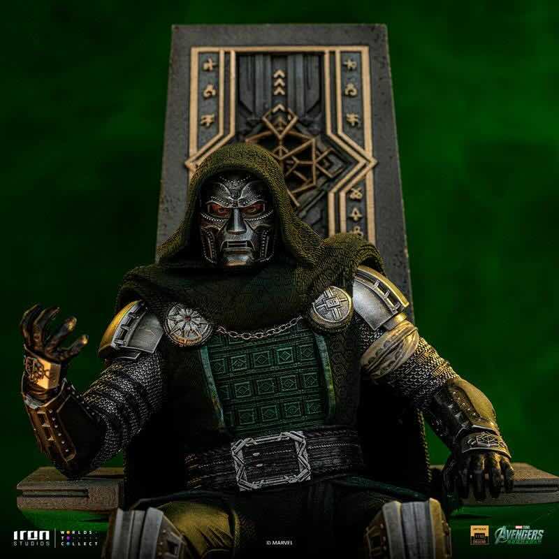 Доктор Дум, сидящий на троне из фильма «Мстители: Думсдей» / Sideshow Collectibles