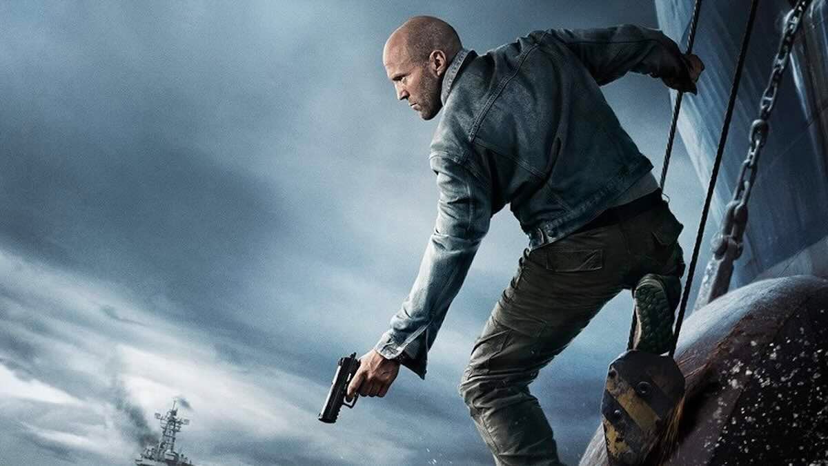 Джейсон Стэйтем с оружием в руках в фильме «Мятеж» / Lionsgate